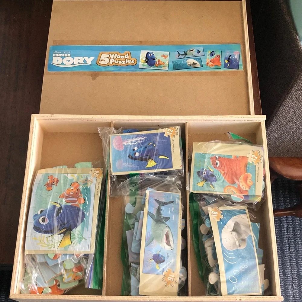 Disney Nemo 5-Wood Puzzle Set with Case